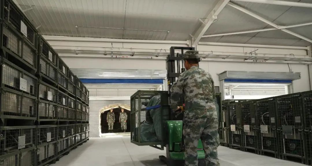 洗衣房里烘干机洗衣机一应俱全在统一规划下该旅在营房建设时还将超市