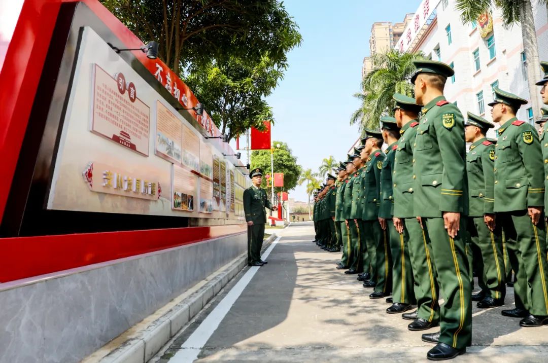 学习队史"下队第一课,开课…"才下队新兵们被带到了中队荣誉墙前上了