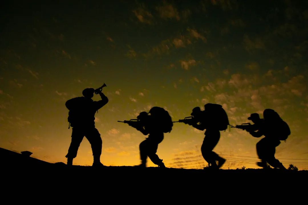 霞光辉映他们的战斗姿态别样美