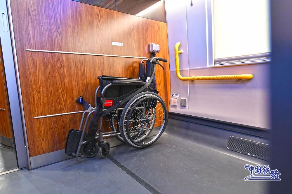 无障碍车厢售票员会优先为其发售专用席位提供相关证件后旅客在车站