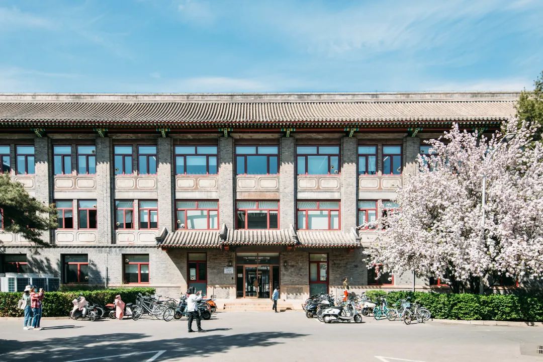 每天,北大的同学们都会与这两栋教学楼亲密接触文史楼的大学英语课