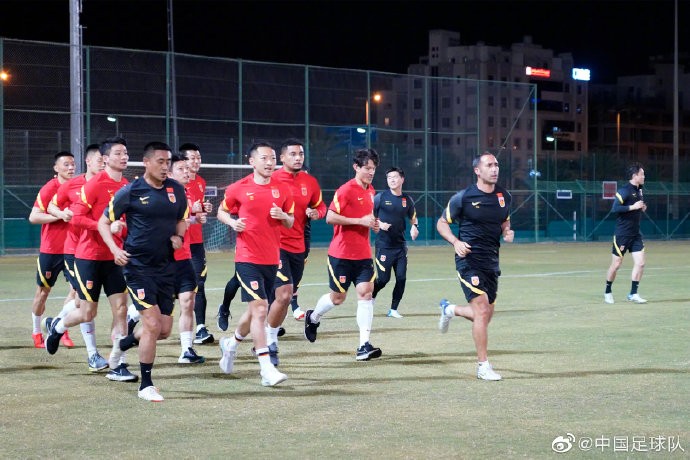 00244AjRgy1h0mnnku00pj61900u07f402