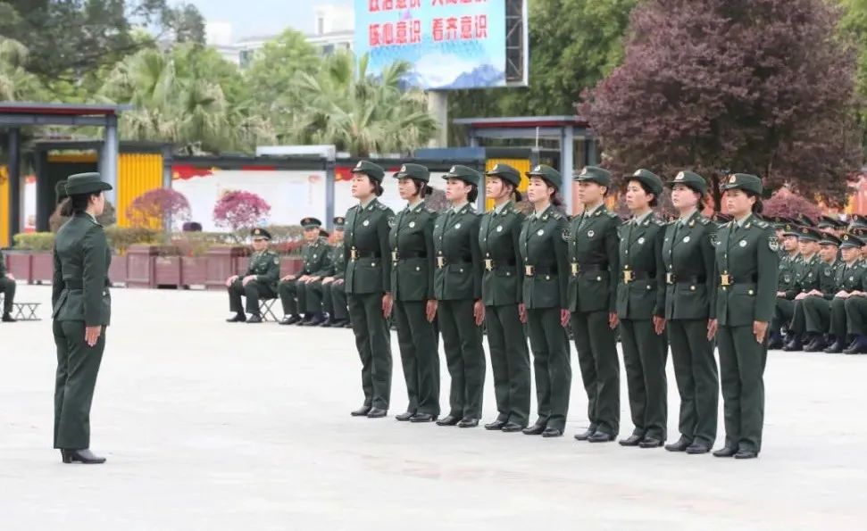 队列会操女兵夺冠