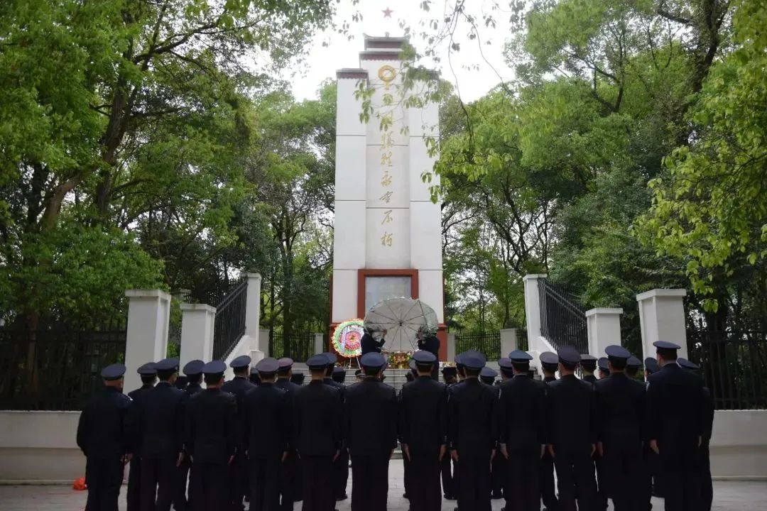 祭扫队伍先后去到了乐平市登高山革命烈士纪念碑和烈士李文华墓前敬献