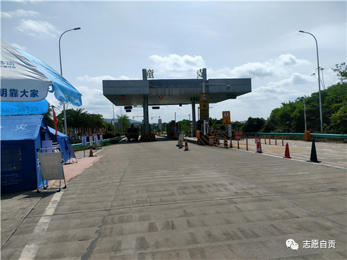 富顺县童寺镇蓉尊高速收费站出口把好"入城关"当好"守城人",富顺县童