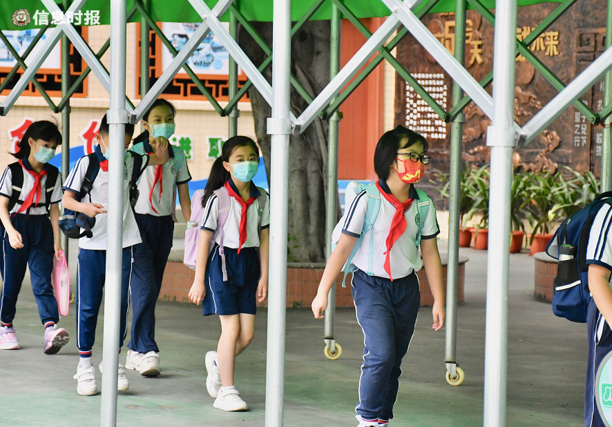 上午7点40 ,记者在海珠区后乐园街小学校门口看到,学生们身穿校服背着