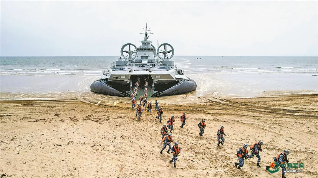 鐵甲蹈浪!直擊海軍陸戰隊某旅兩棲裝甲分隊海上訓練_人民號