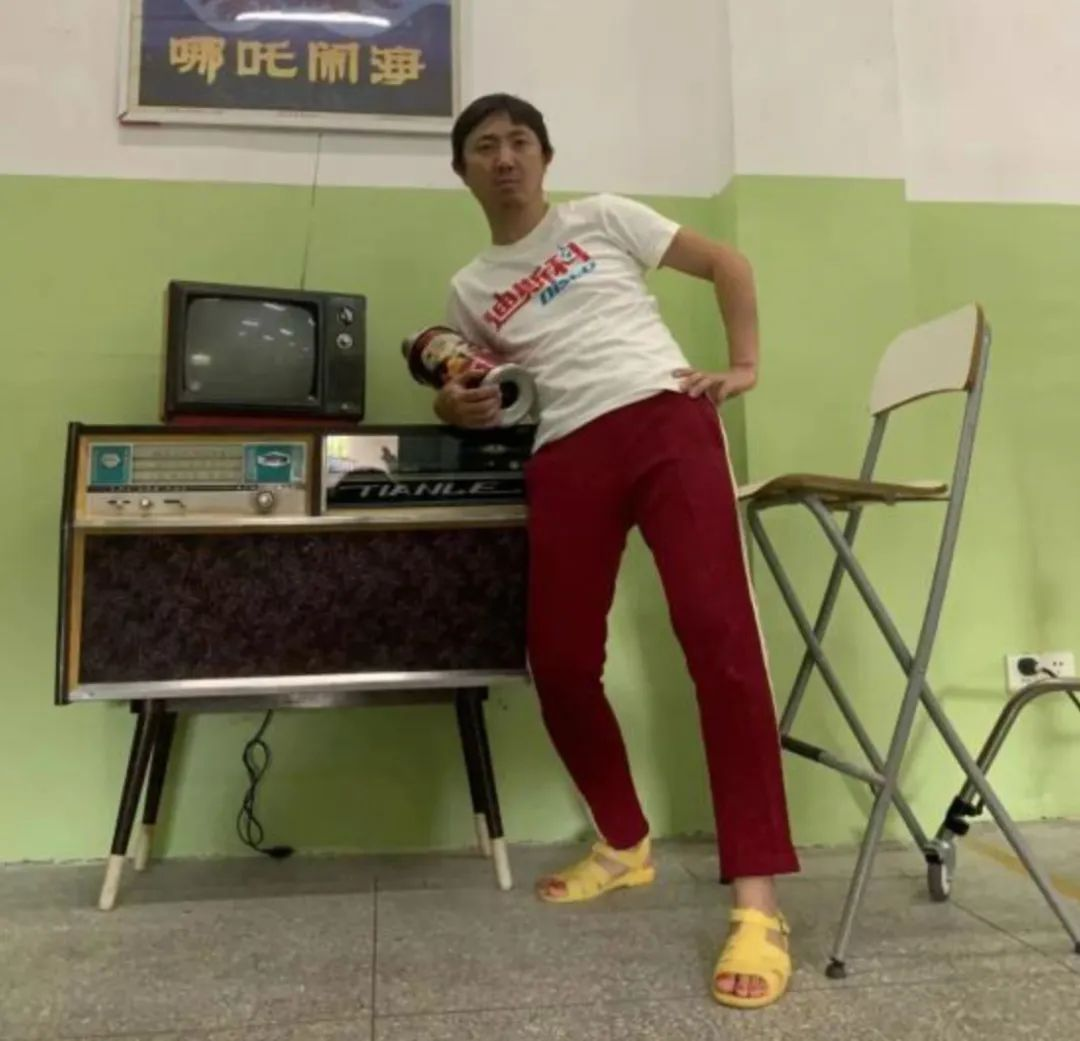 全网围观直播吃喝拉撒14天你能看懂新裤子乐队庞宽的行为艺术吗