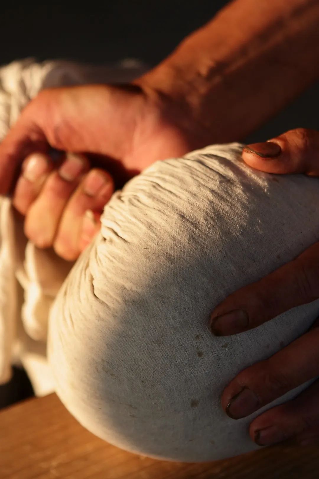 闽南乌龙大多做青时发酵程度较轻,揉捻较重,揉捻过程间有包揉工序,除