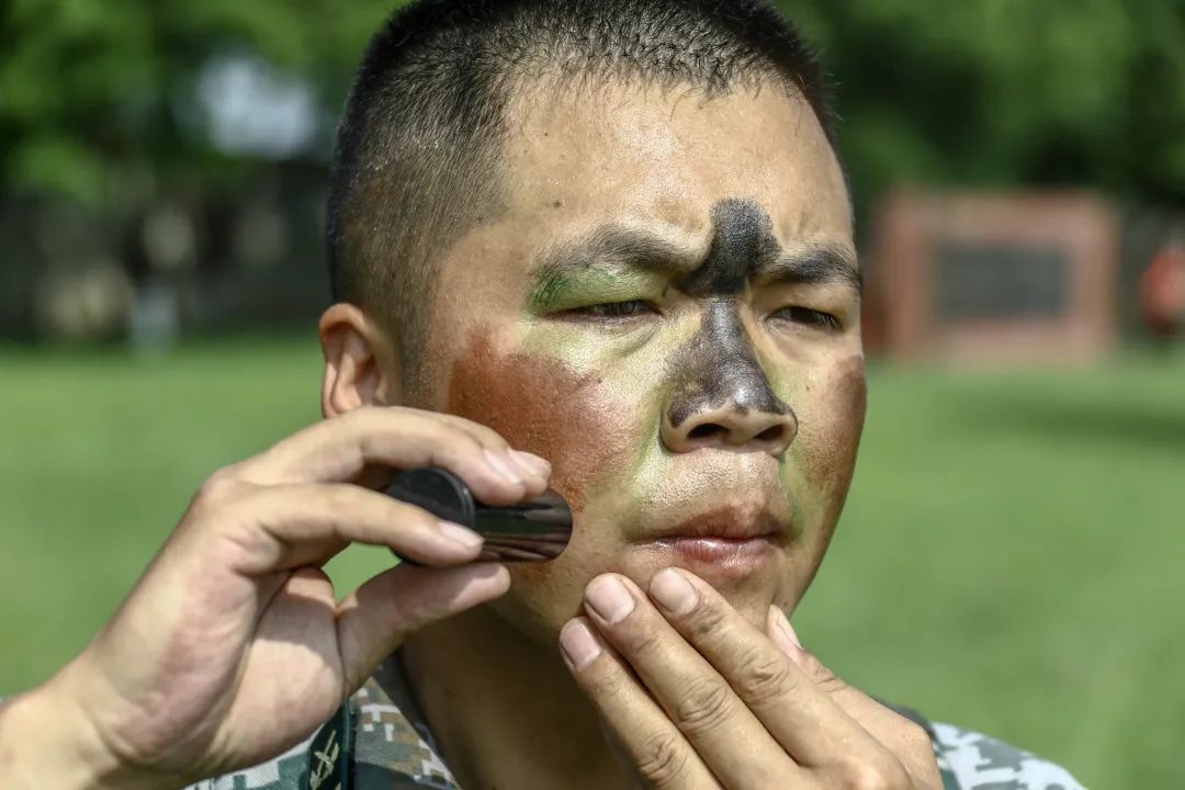 涂抹迷彩油穿伪装衣进行单兵伪装前不久,集团军组织的伪装骨干比武