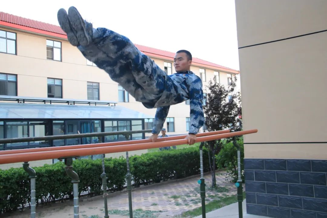 3,不要在身体的前后摆动中完成动作.