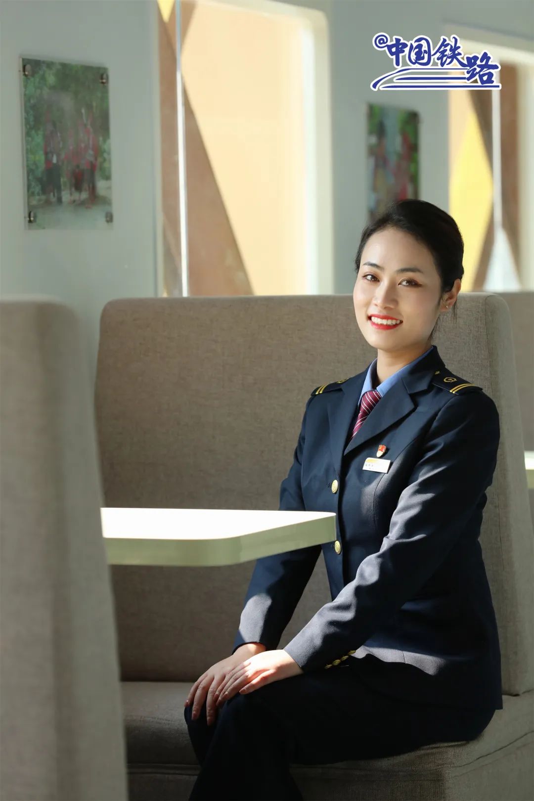 "铁路蓝"再度登场21世纪19式铁路制服03越来越有时代感从"军装款"到