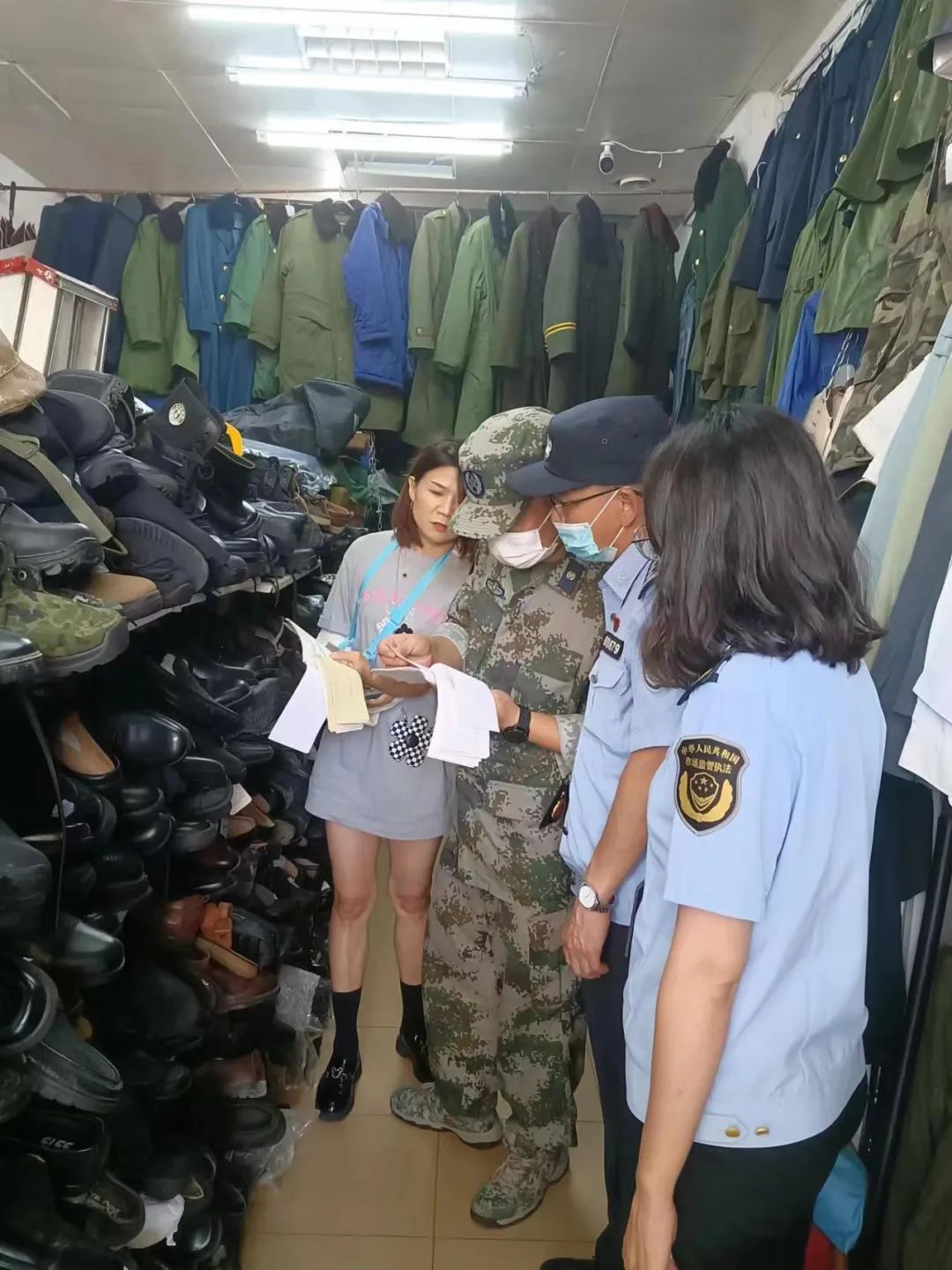 行动中,重点对城区内服装店,劳保用品店等进行排查,询问其来源渠道