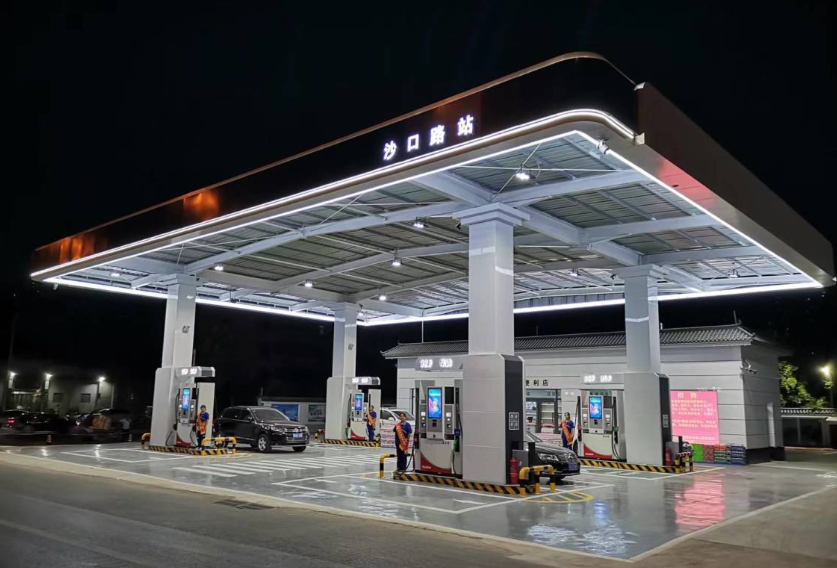 称郑州街头出现了一批"网红加油站",不仅外观时尚,油品优惠,而且服务