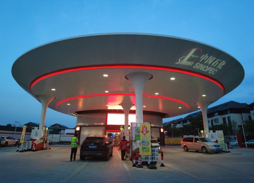 称郑州街头出现了一批"网红加油站",不仅外观时尚,油品优惠,而且服务