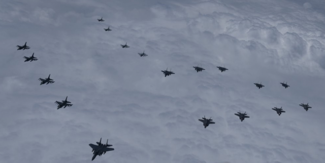 韩美7日出动20架战机，进行携弹飞行。