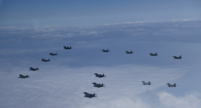 韩美7日出动20架战机，进行携弹飞行。