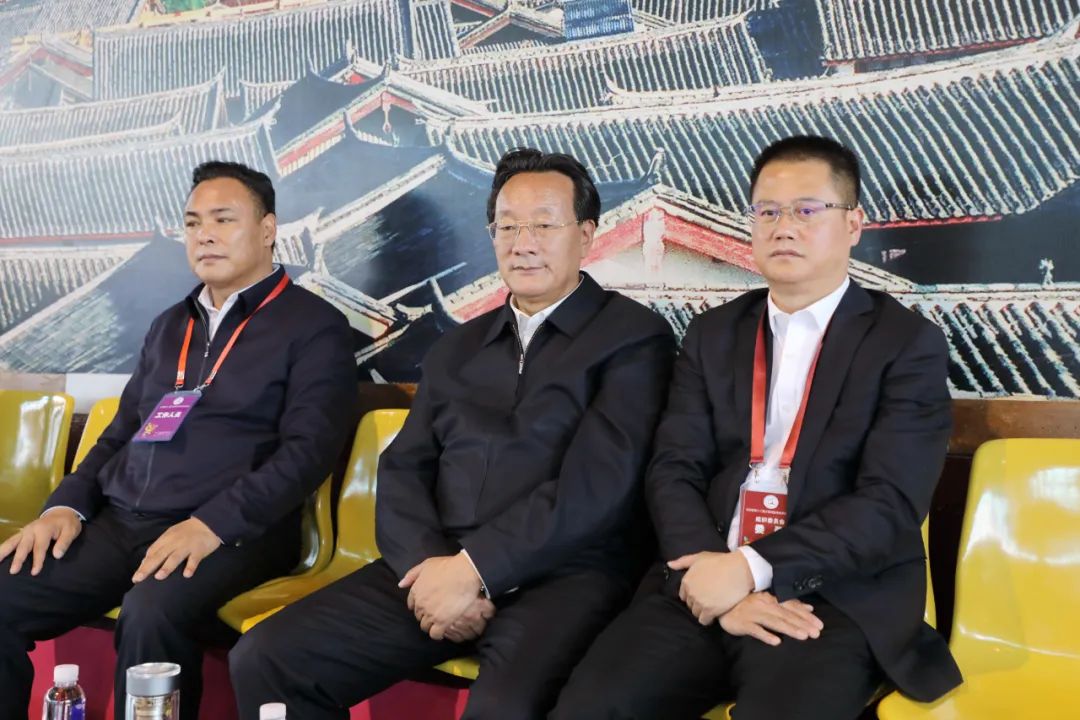 党组成员,副市长周开举观看了摔跤比赛并为获奖运动员颁发奖牌和证书