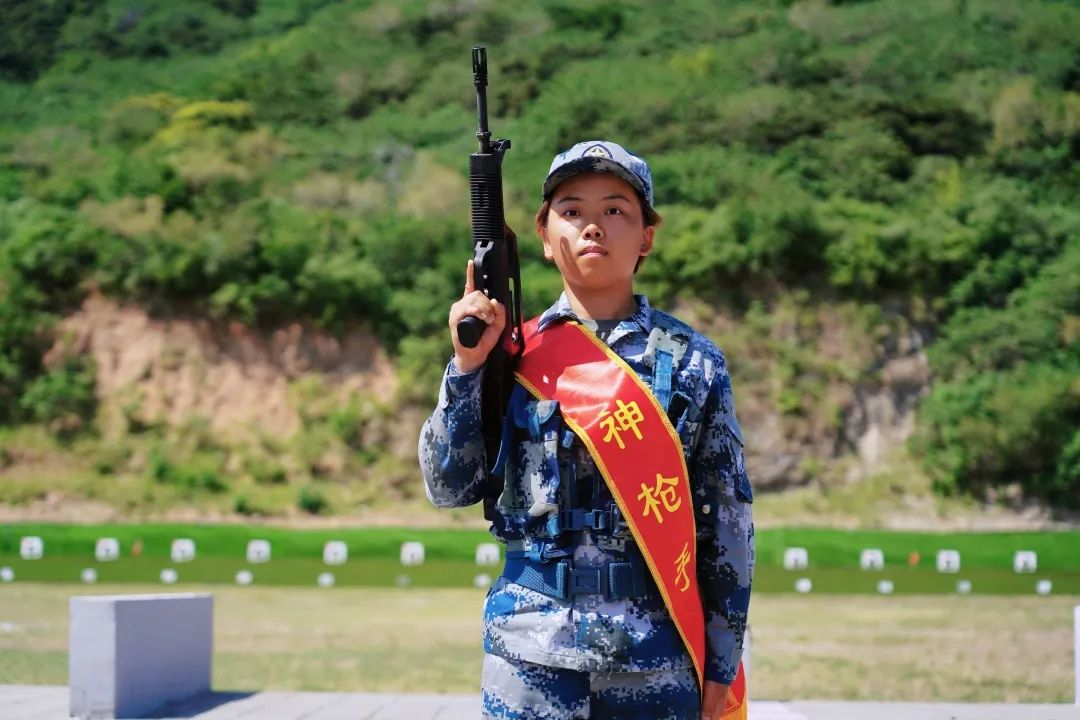 她力量驻港部队00后女兵成狙击枪王