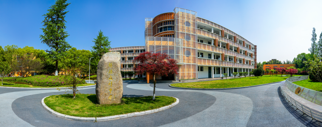 梯山航海 位育人材走在咸祥中学的校园里,无需特别的介绍,就能感受到