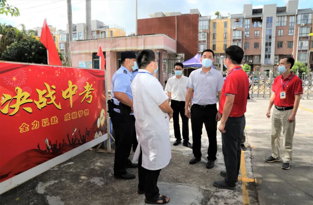 谈润林先后到新荻中学,东河中学,长沙实验学校等考点,实地查看考点