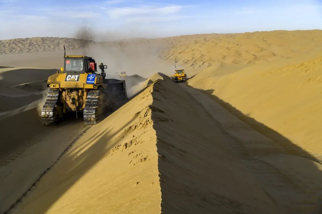 攻克沙漠地区风积沙路基填筑关键技术难题填平28处丘间洼地推平32处高