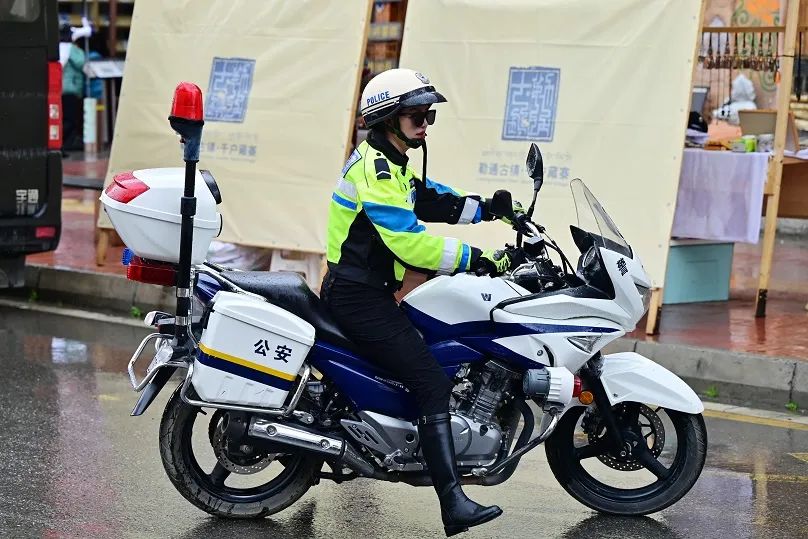 来自理塘县公安局交警大队的女骑警忙碌地巡逻在大街小巷,疏导交通