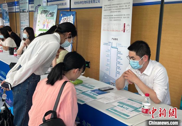 资料图:杭州师范大学招聘会现场。童笑雨 摄 资料图:杭州师范大学招聘会现场。童笑雨 摄