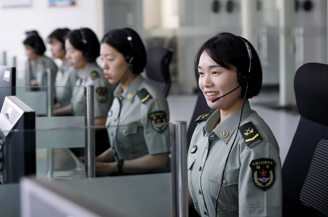 话务女兵的朋友圈写满青春故事