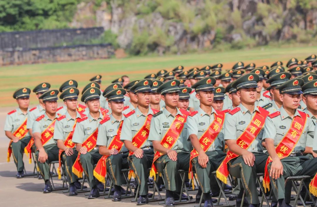 武警广西总队新兵团532名新兵受表彰