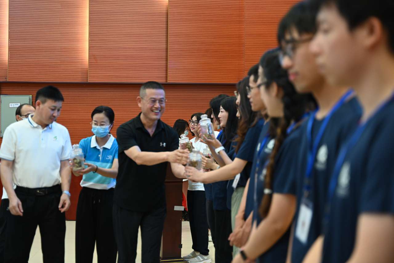 一群男人和女人站在一起 描述已自动生成