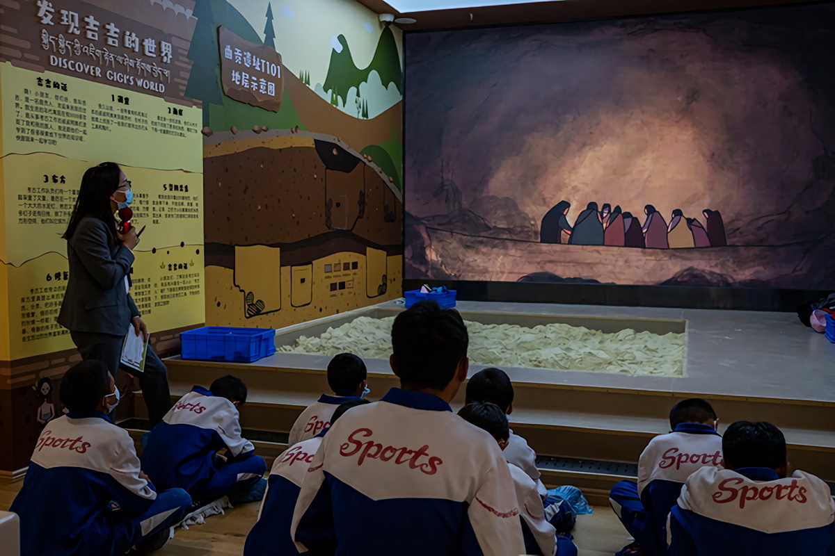 7月8日，学生代表在儿童体验馆参与互动体验项目。