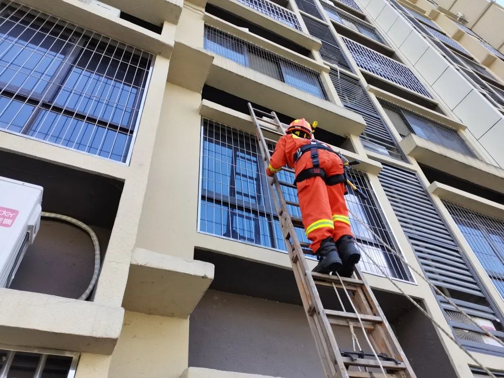 外装有防盗网,此时女童一直在屋内门口不停哭喊,消防救援人员担心切割
