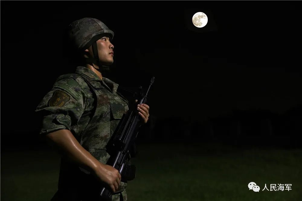 当超级月亮与军舰战机同框  是月下最美风景  是家国的安宁  是万家