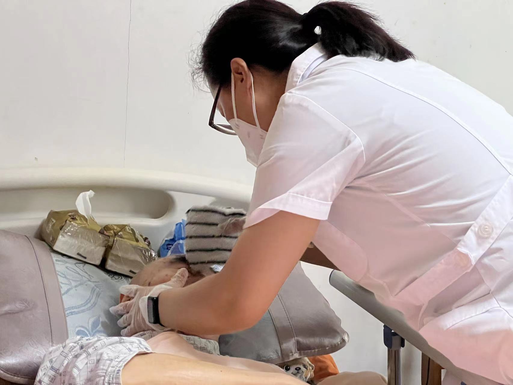 月,当戴着n95口罩的长护险护理员严伟英出现在年逾八旬的尹老伯家中时