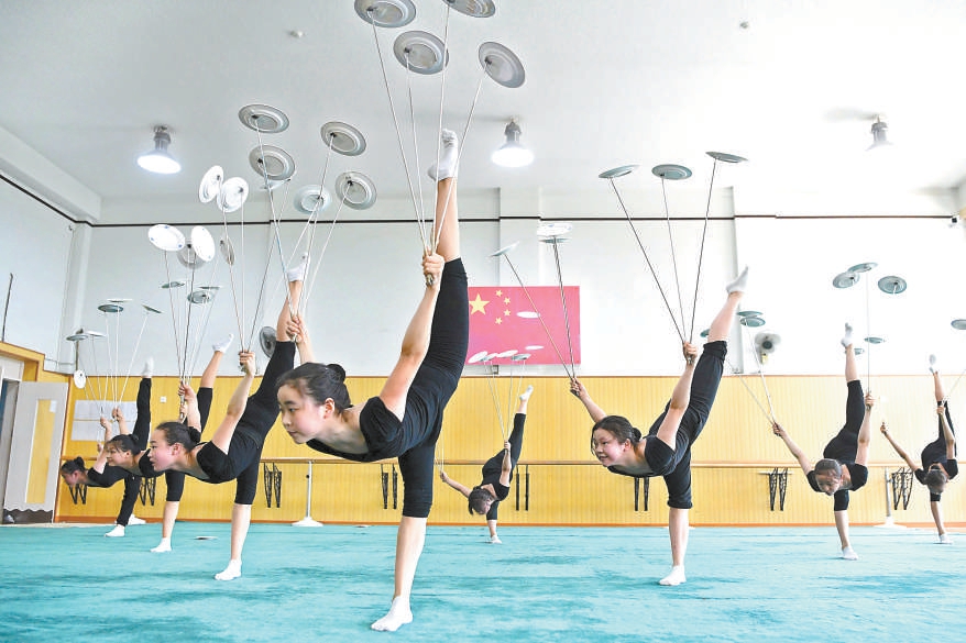 中国杂技团 一个动作练一小时