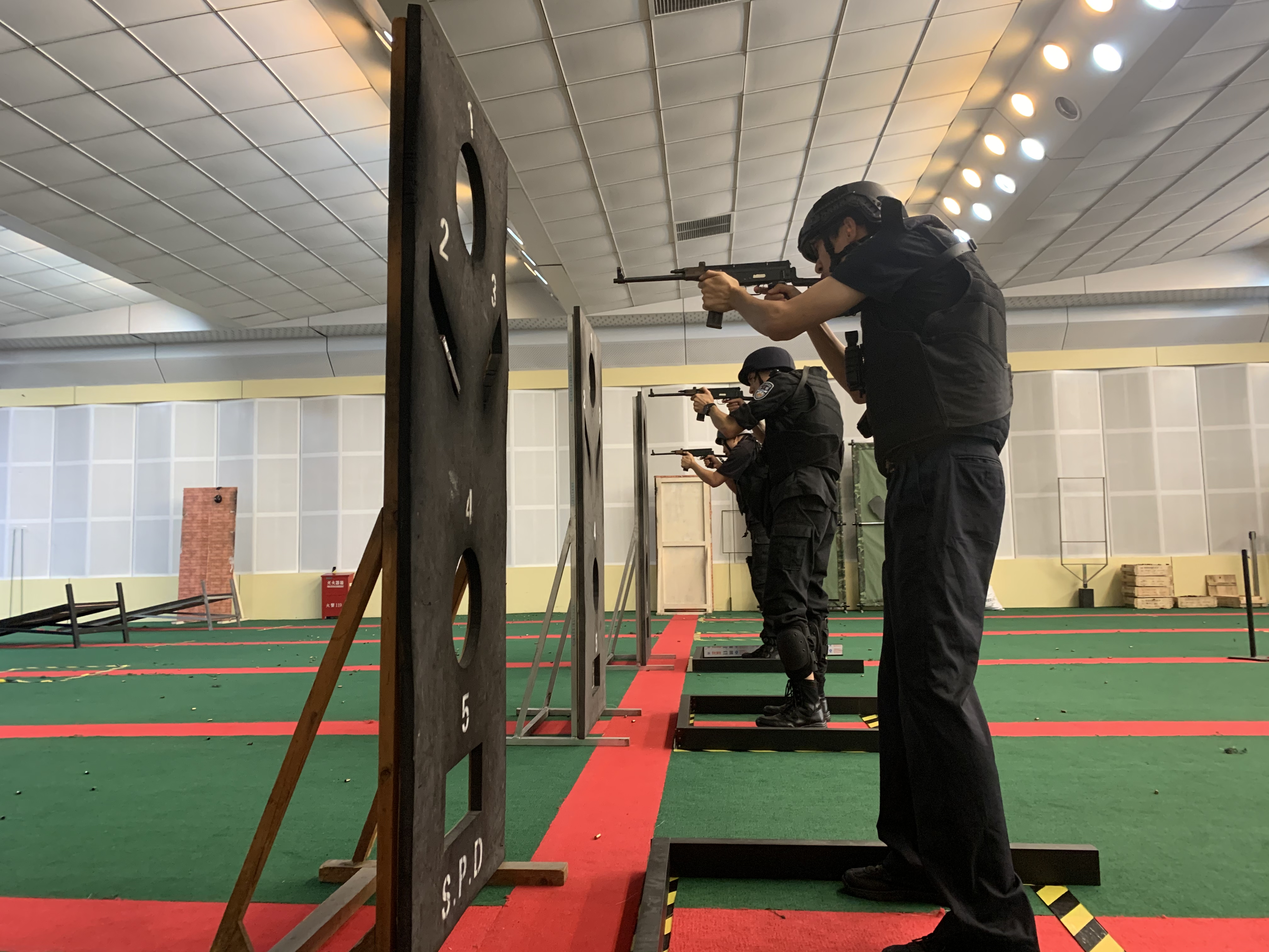 炎炎夏日锻体魄共赴火热练兵场青浦公安特警开展夏季实战大练兵