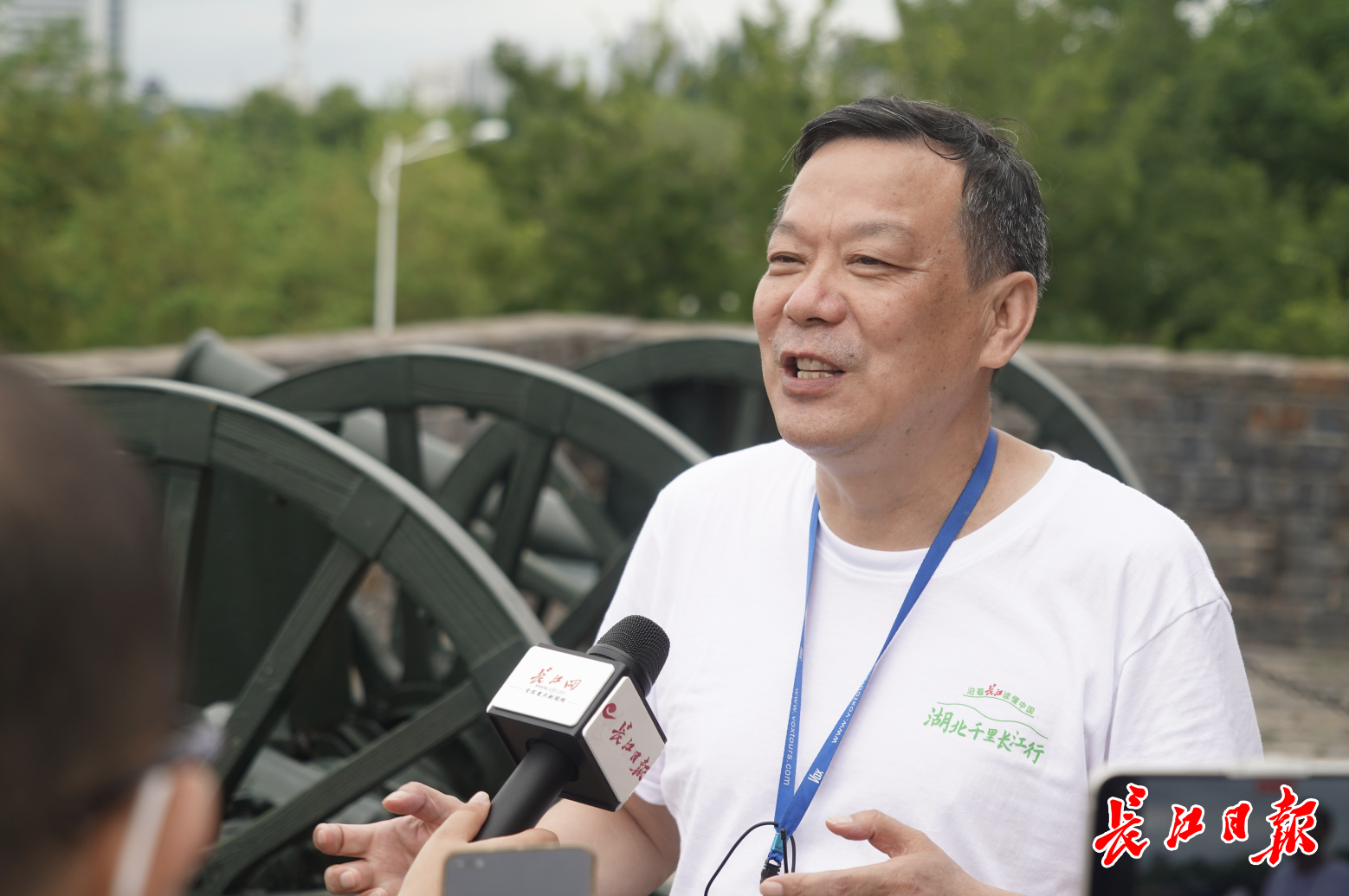 探访团专家,武汉科技大学文法与经济学院教授张继才在探访中接受采访.