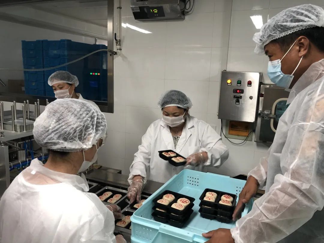 高温下围炉翻炒低温中保鲜作业松江这家老字号食品厂冰火两重天