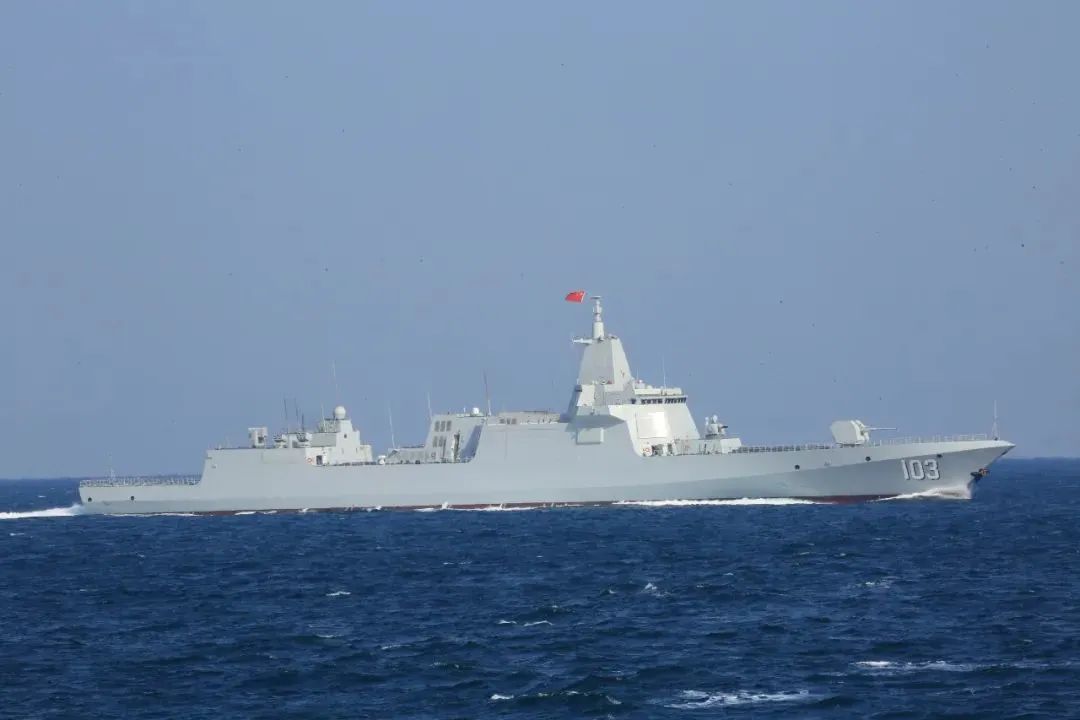 2020年1月 我国首艘"万吨大驱"南昌舰入列 标志着海军驱逐舰实现 由