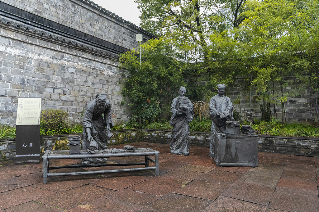 宁波天一阁晒书塑像。