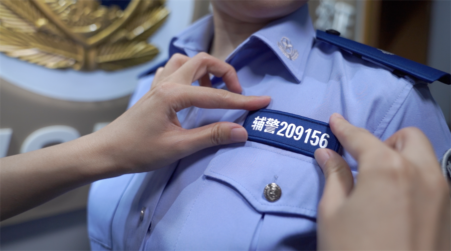 新版号牌,胸徽和肩章专管民警逐一为他们佩戴上颁发了新版上海公安