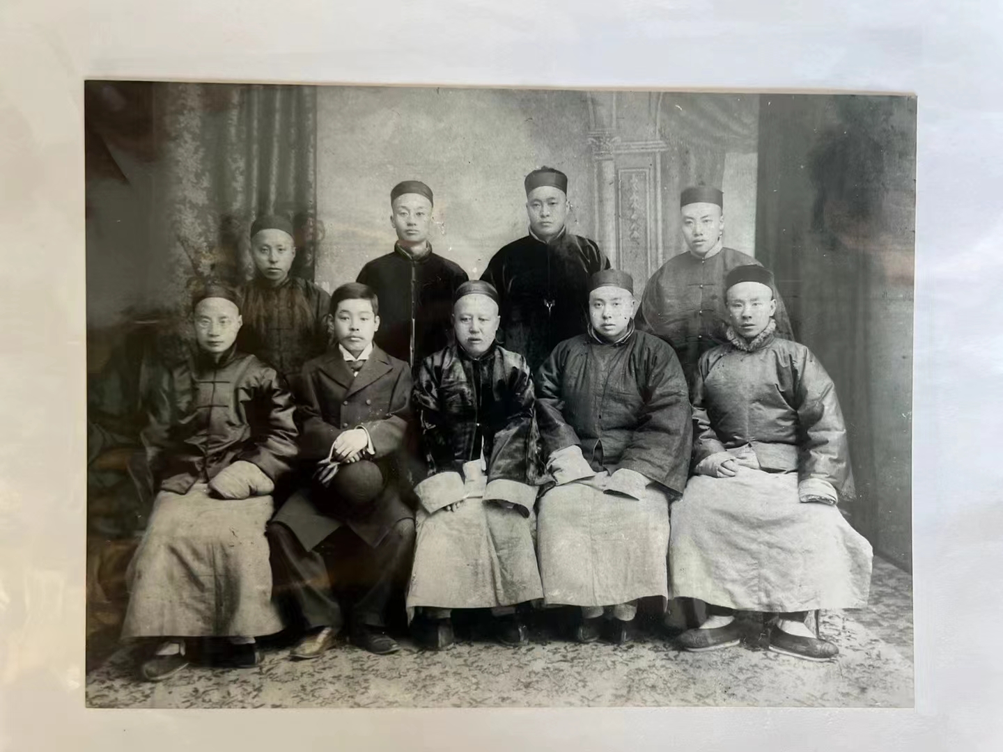 1903年，缪筱珊太史率学人赴日本考察教育。左一柳诒徵先生，左二日本儒生白河次郎，右二徐乃昌先生，后排有当时三江师范学堂的第一代教员，这是两江师范学堂（南京大学前身）的第一代创始人。（研究会供图 武黎嵩文字说明）