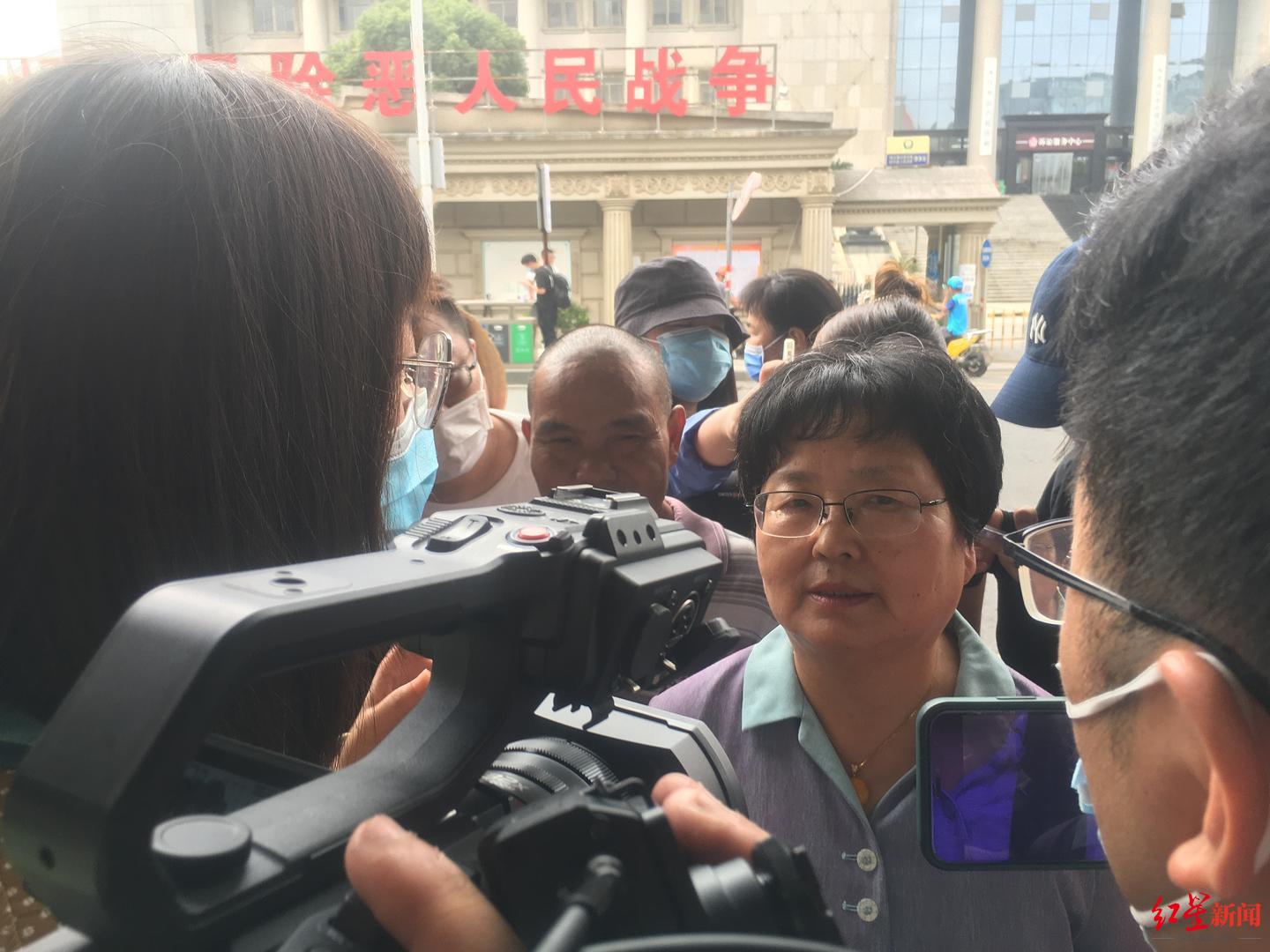 2021年9月9日，南昌市中级人民法院外，小木匠妻子代理律师刘静洁接受媒体采访。.jpg