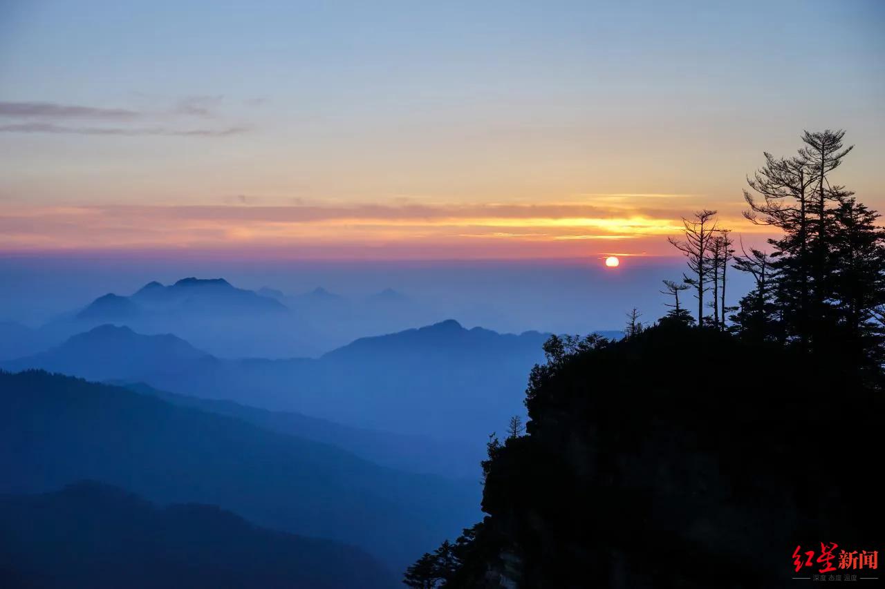 西岭雪山日出.jpg