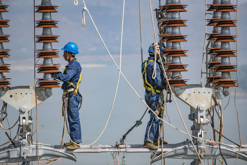 　↑9月13日，工人在白鹤滩-浙江±800千伏特高压直流输电线路工程(重庆段)江津长江大跨越施工现场作业。