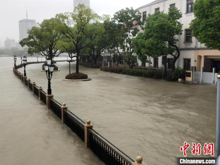 浙江宁波老外滩步道被江水淹没。　王逸飞 摄