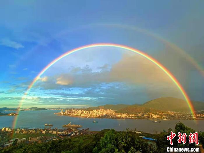 台风过后，浙江象山石浦渔港，霞云漫天彩虹现。　谢定会 摄