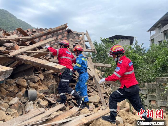 筠连筠爱青年应急救援队和蓝豹应急救援队正在参与救援。　受访者供图