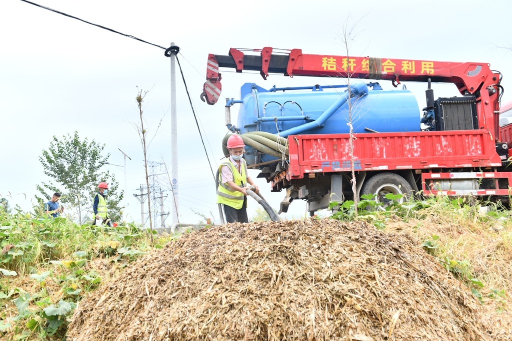 湖北润土农业科技有限公司技术员按计量添加生物发酵剂，喷洒适量的沼液